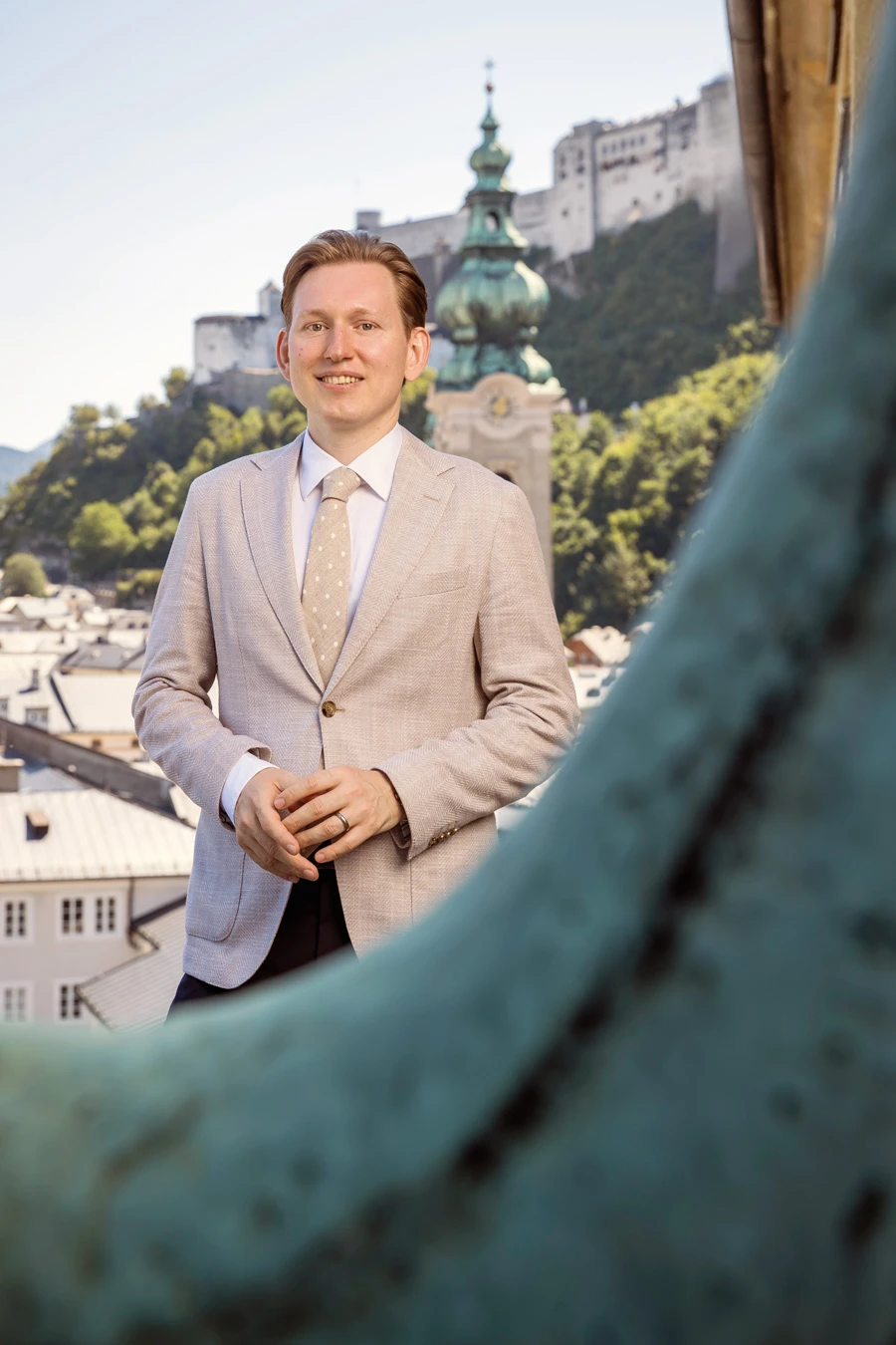 Bogdan Volkov vor der Kulisse von Salzburg.
