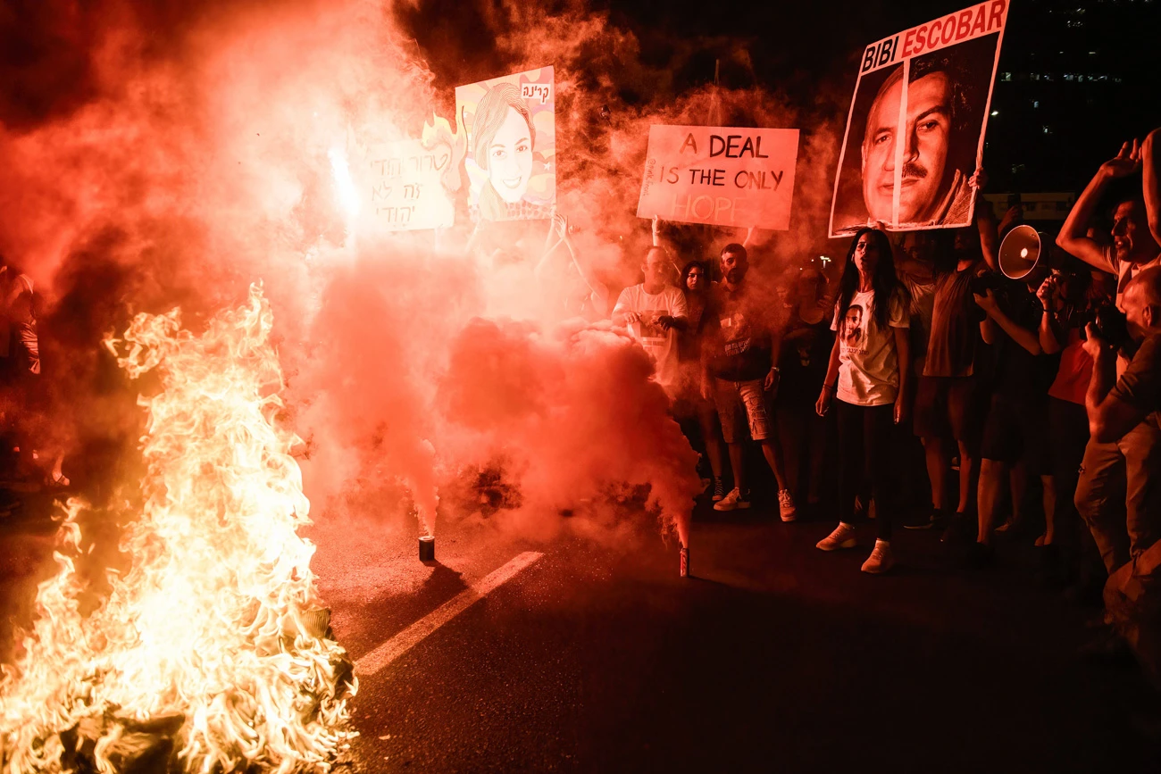 Menschen protestieren in Tel Aviv gegen die Politik von Netanjahu.