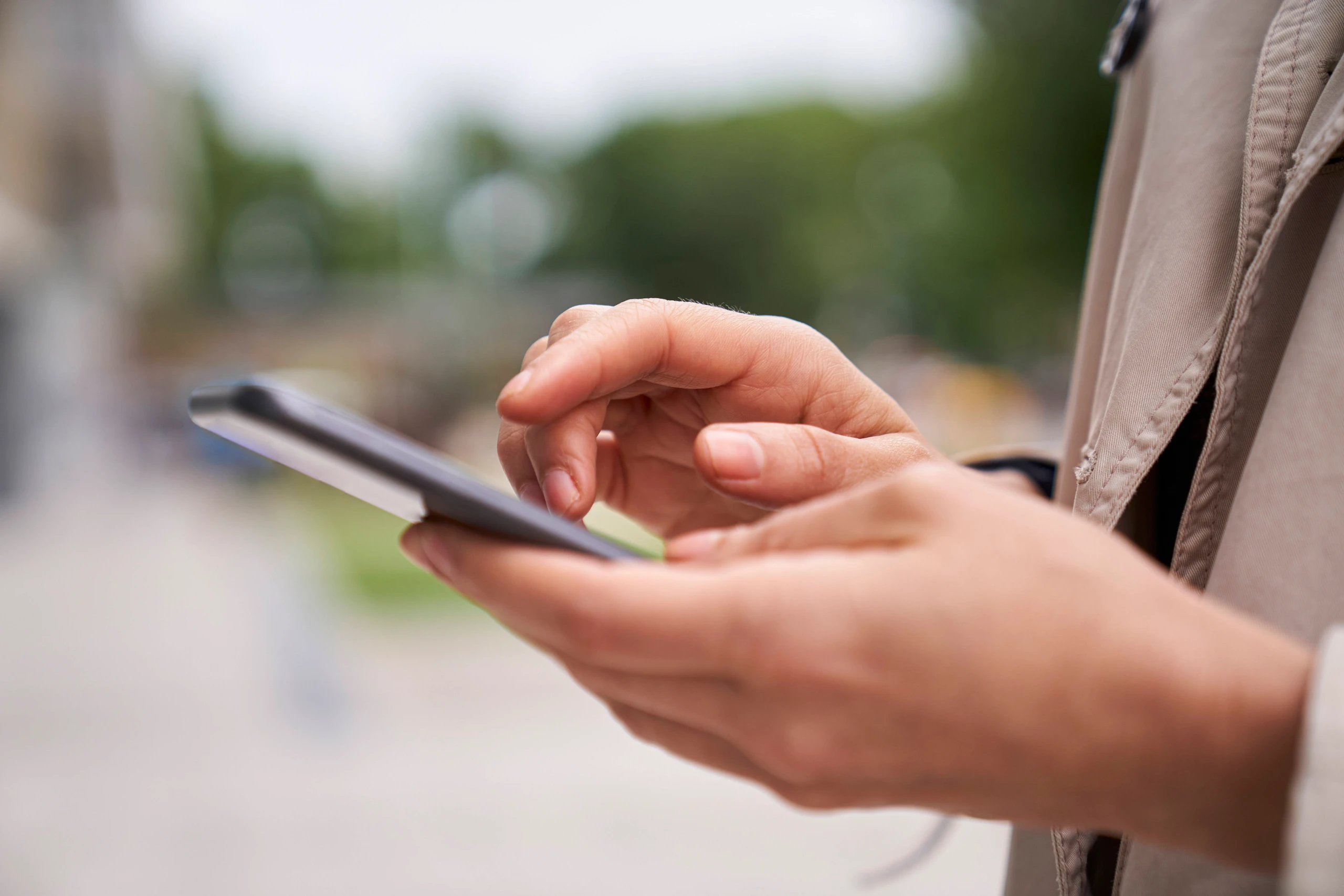 Eine Frau hält ein Handy in der Hand