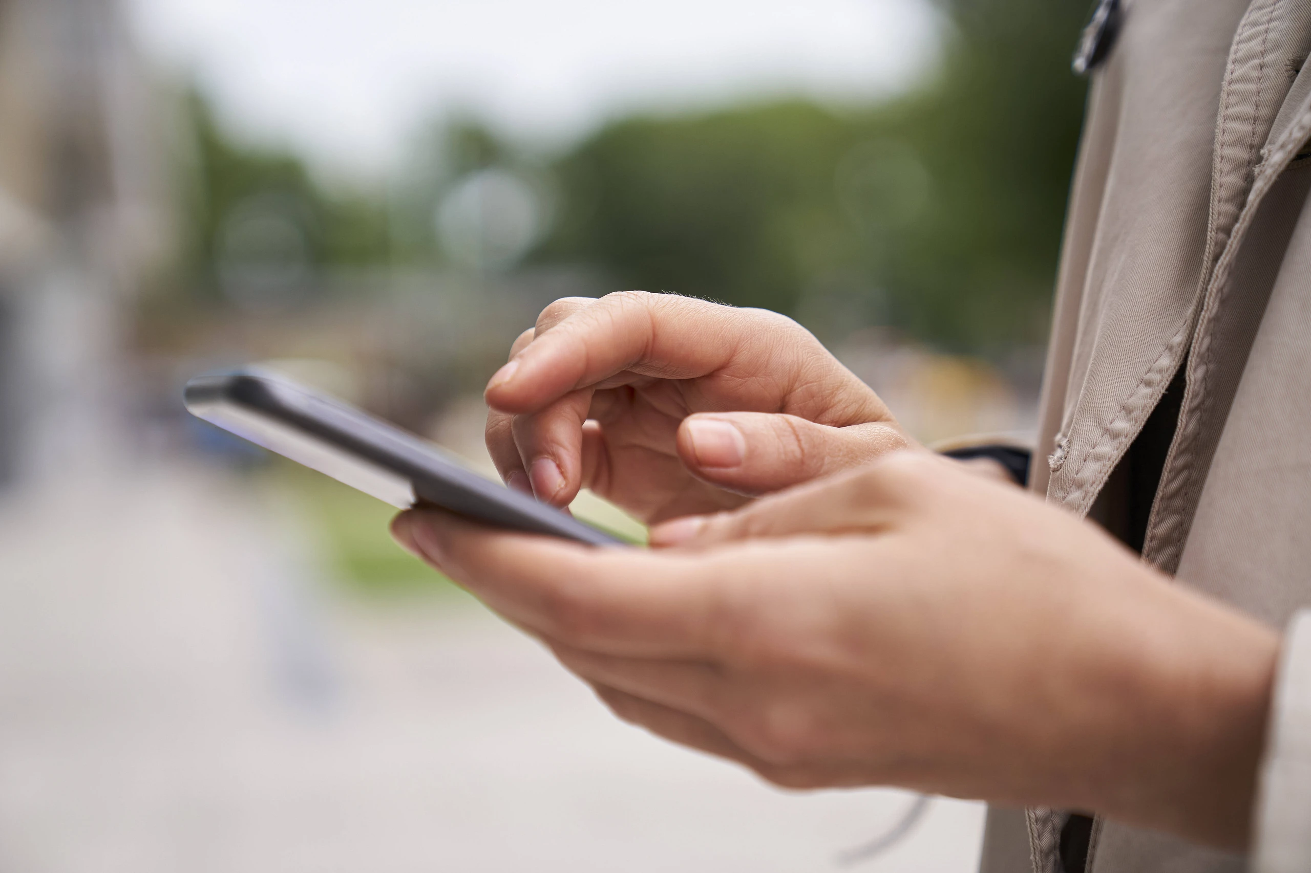 Eine Frau hält ein Handy in der Hand