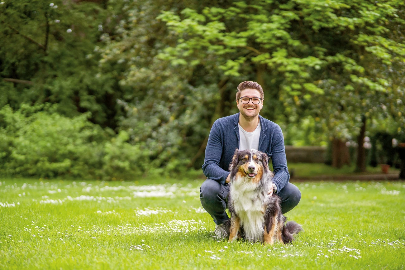 Niko Swatek ist Spitzenkandidat von NEOS bei der Landtagswahl in der Steiermark – Hund Jerry unterstützt ihn.