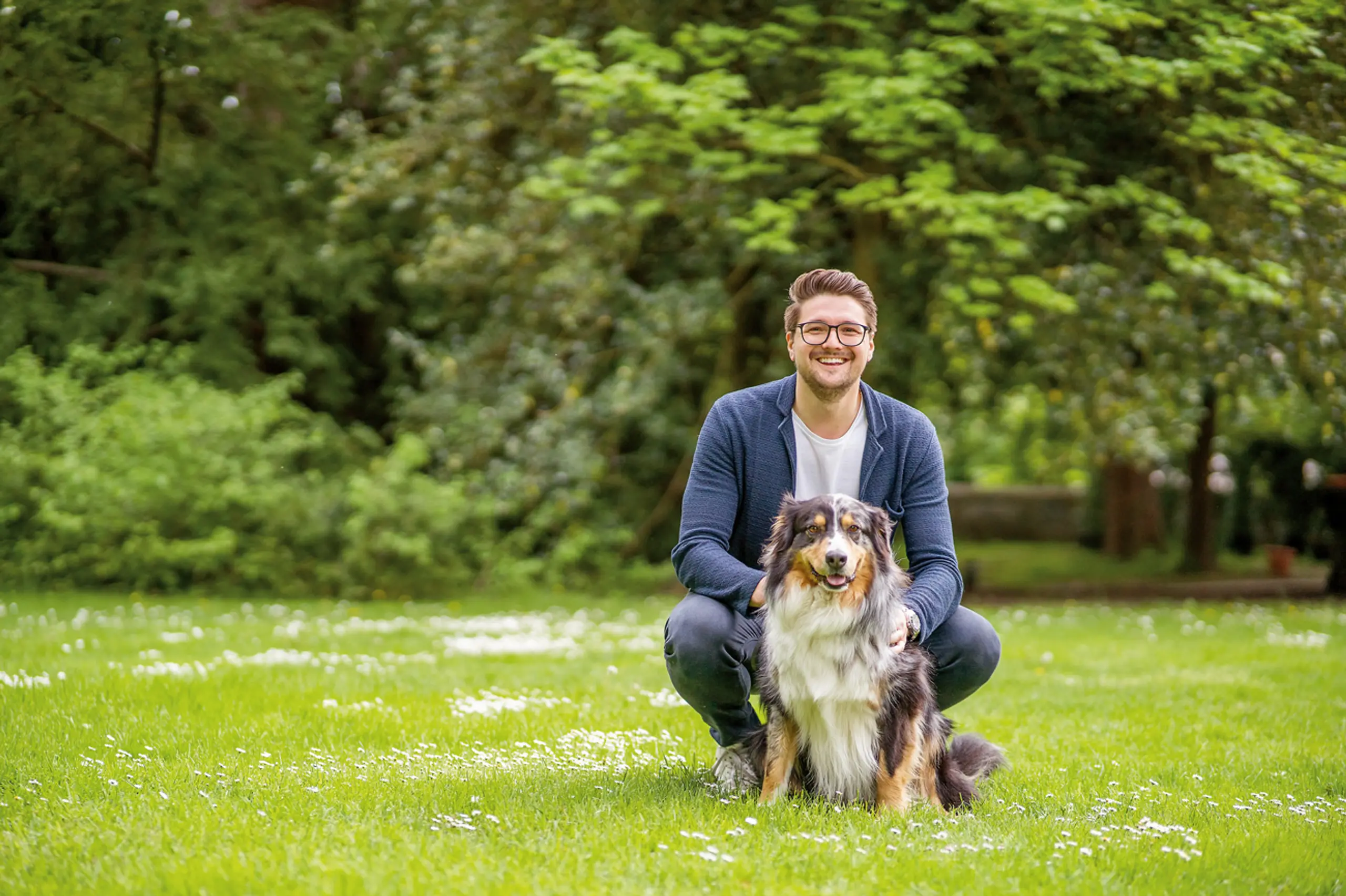 Niko Swatek ist Spitzenkandidat von NEOS bei der Landtagswahl in der Steiermark – Hund Jerry unterstützt ihn.