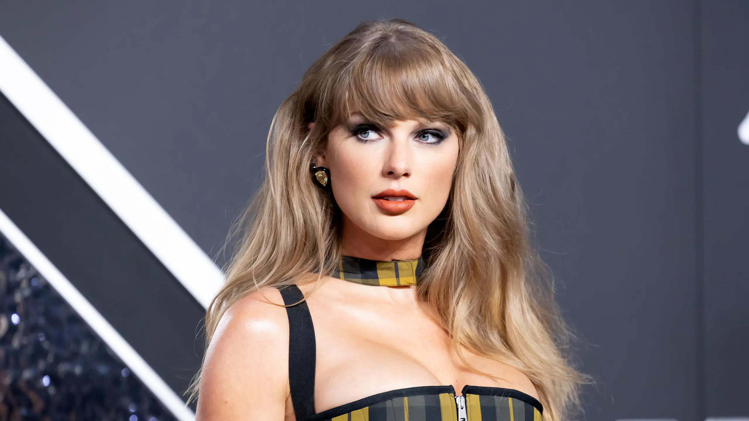 Taylor Swift bei den MTV Video Music Awards 2024 am Red Carpet