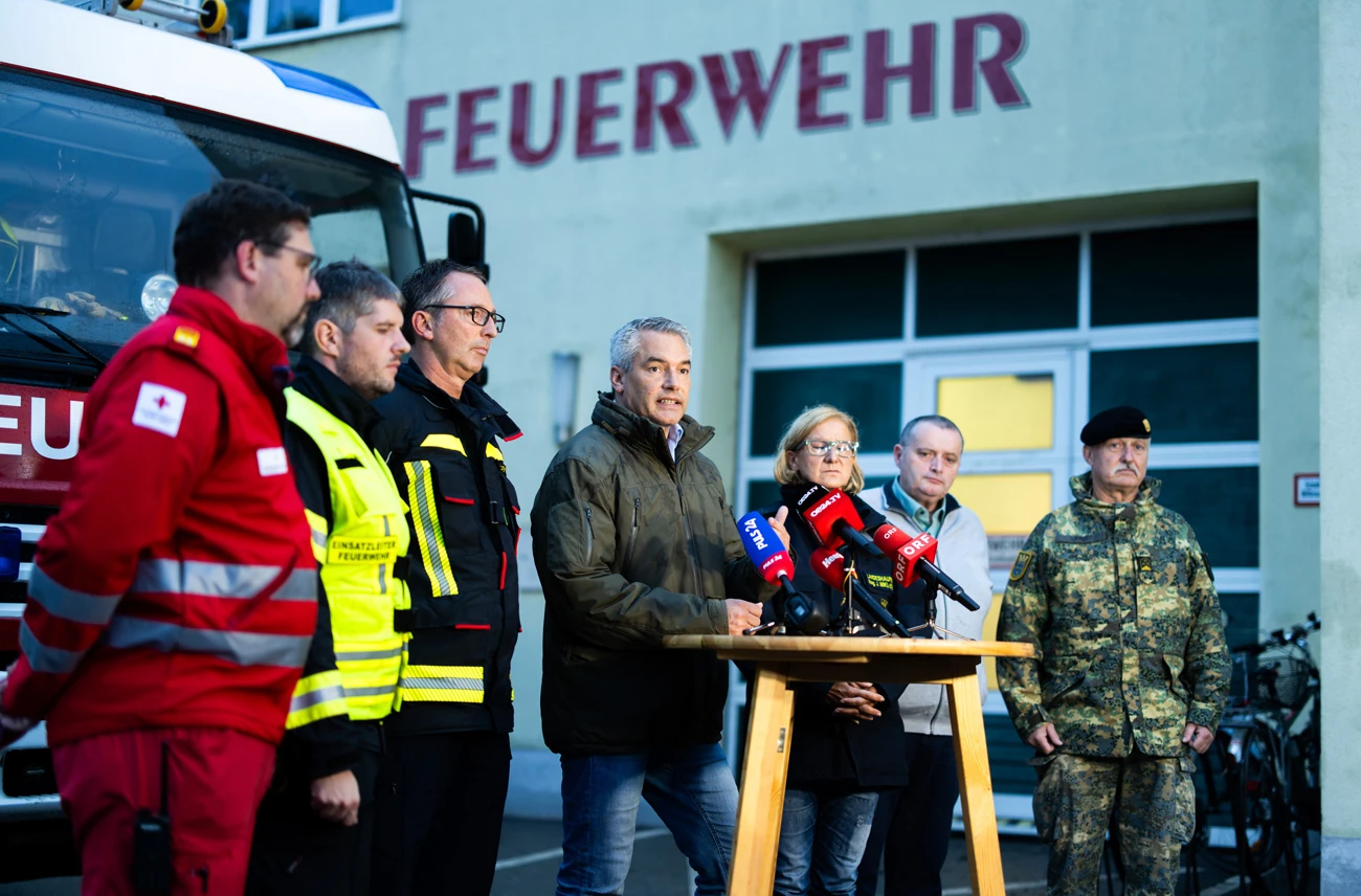 Karl Nehammer bei einer Konferenz anlässlich des Hochwassers im September 2024 in Österreich.