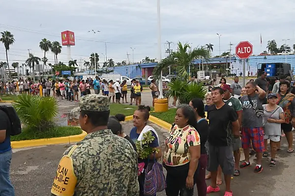 In Acapulco stellen sich Menschen um Hilfsgüter an