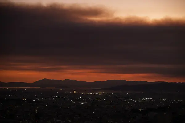 Die Rauchwolke des Feuers auf dem Peloponnes kam bis Athen