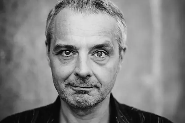 Mit AI-Unterstützung: Thomas Maurer spielt "Trotzdem"