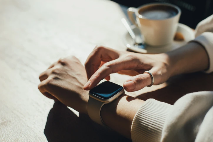 Frauenhand mit einer Smartwatch