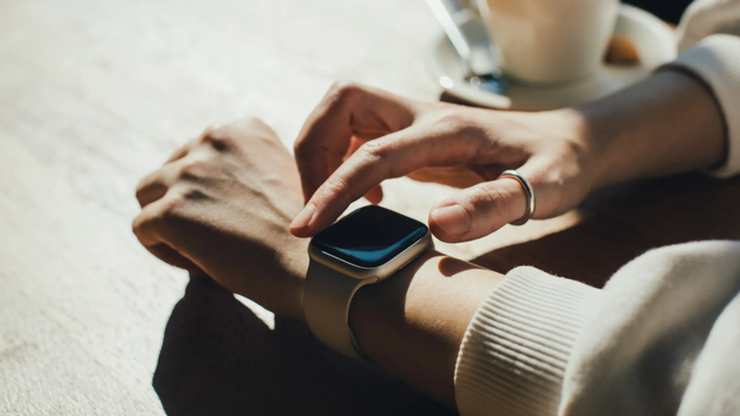 Frauenhand mit einer Smartwatch