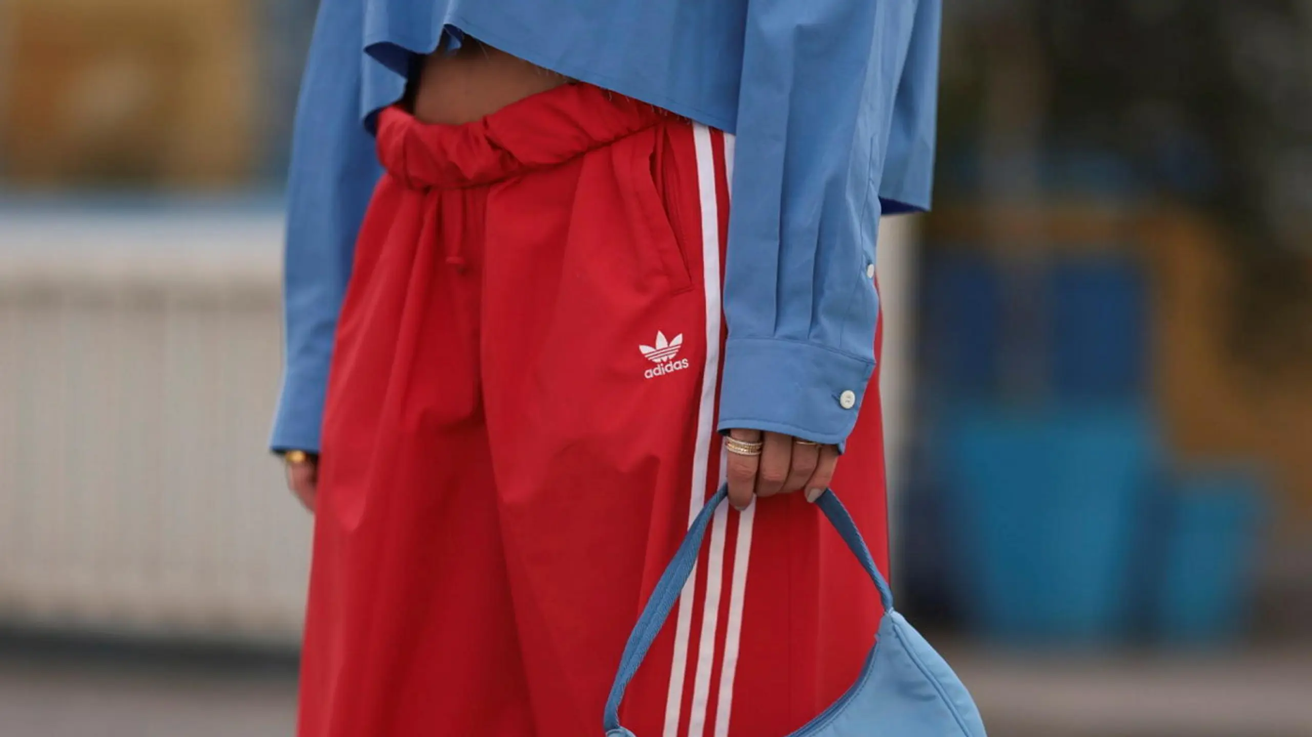 Frau, die eine rote Adidas-Hose trägt
