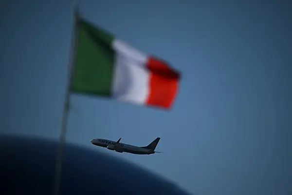 Ryanair-Maschine vor italienischer Flagge (Symbolfoto)