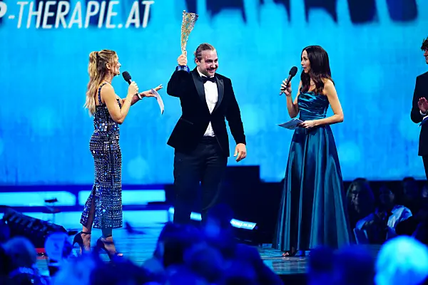 Bontus nimmt den Pokal als Sportler des Jahres mit nach Hause