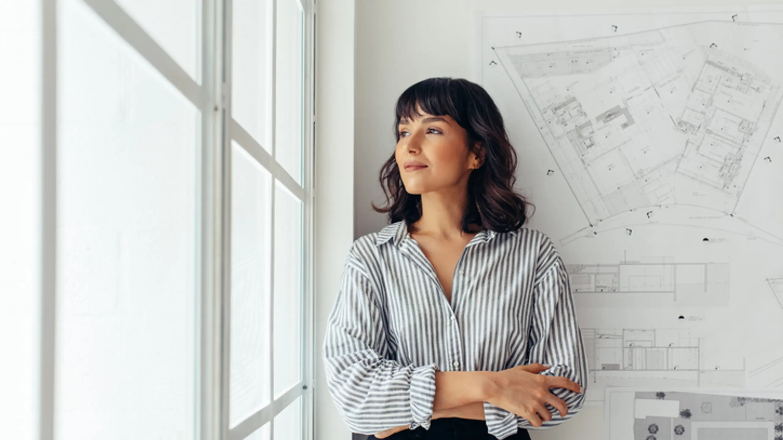 Frau, die nachdenklich ist