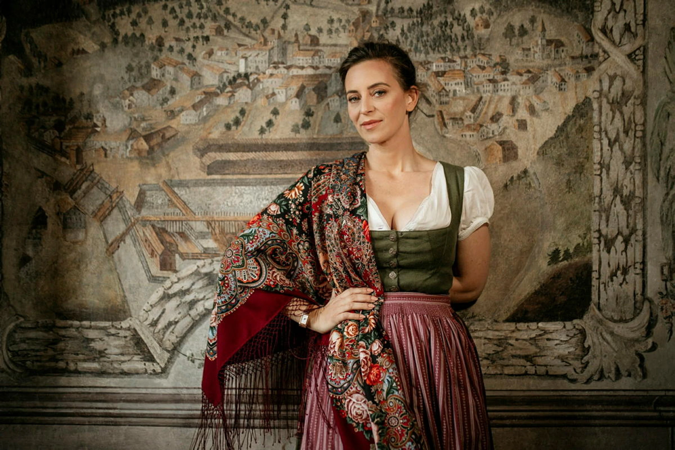 Lena Hoschek: „Mein Ziel ist es, mit beiden Füßen wieder in der echten Welt zu stehen“