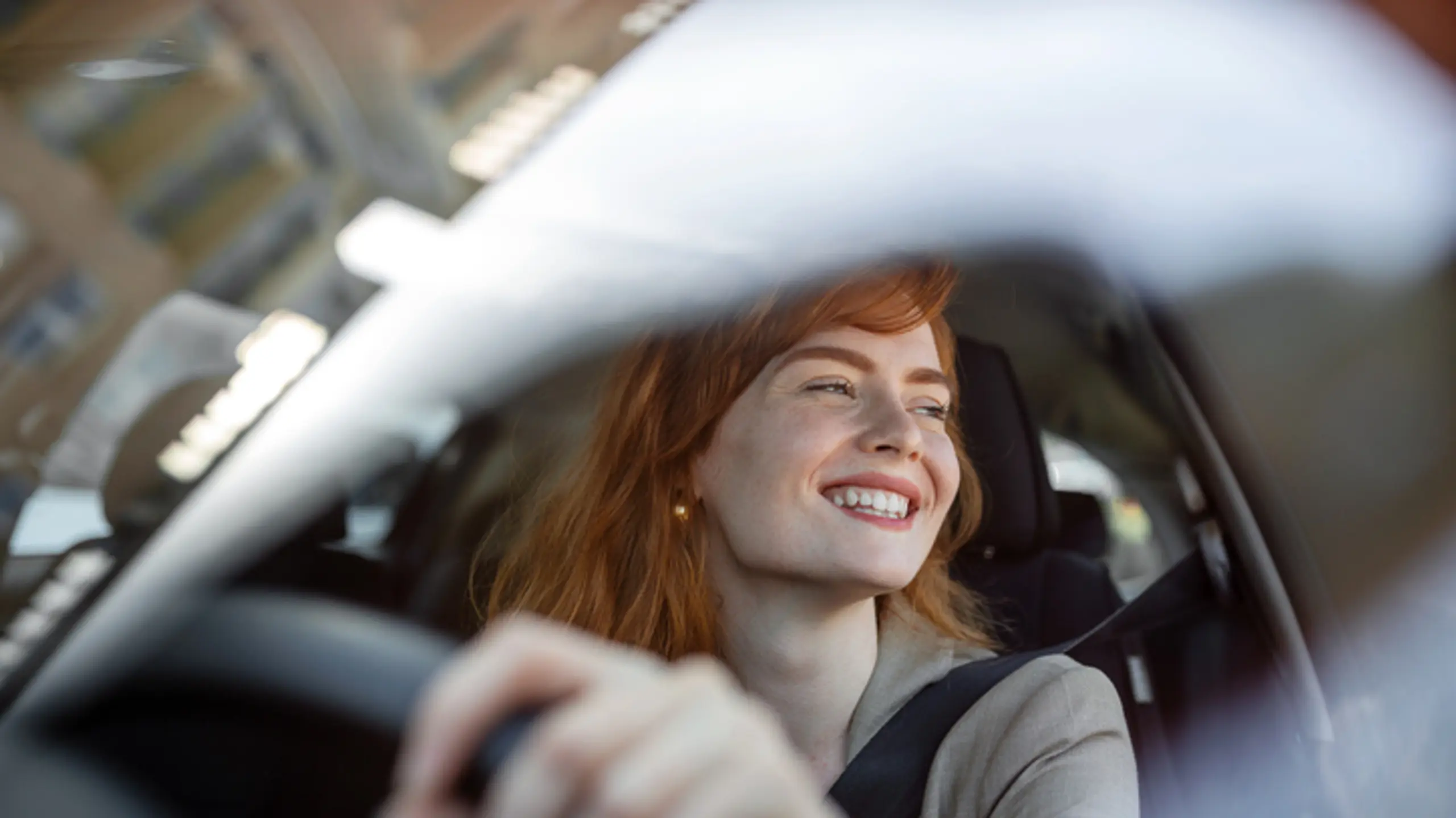 Frau, die in einem Auto sitzt