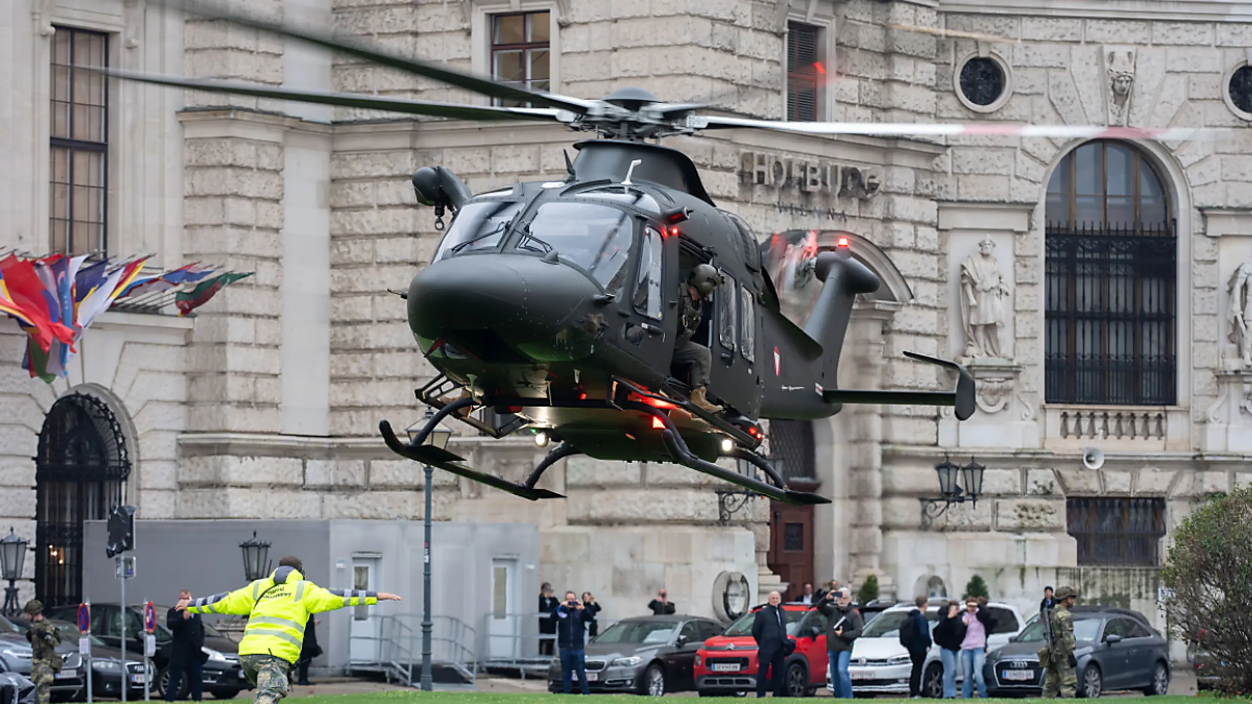 Hubschrauber "Lion" am Heldenplatz