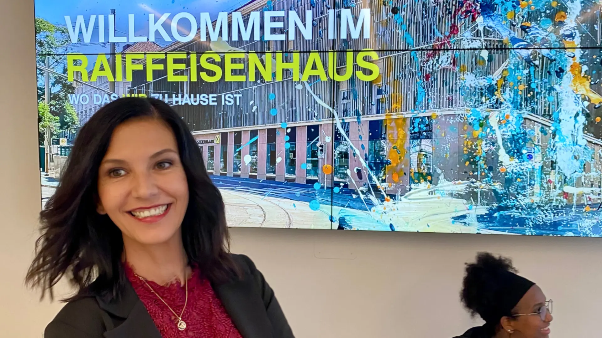 Raiffeisenhaus in Graz wurde mit einer Vernissage der Grazer Künstlerin Asma Kocjan feierlich eröffnet