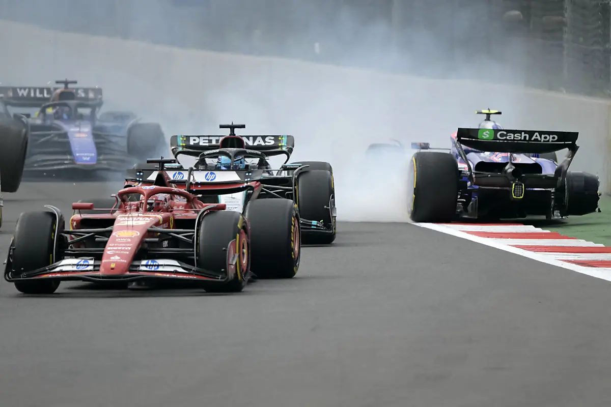 Ferrari vorne, Tsunoda in der Bande