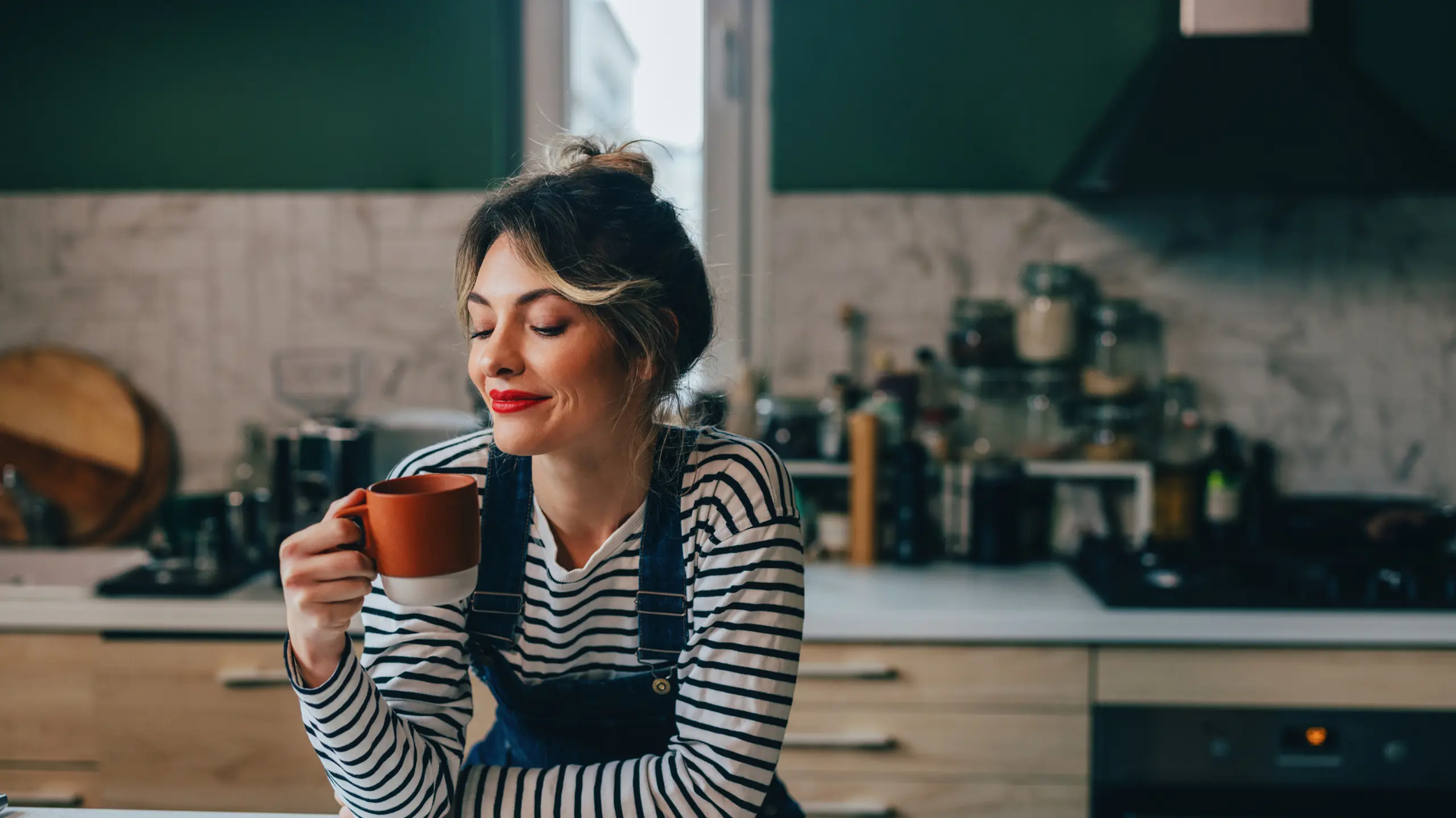 Frau, die nachdenklich ist
