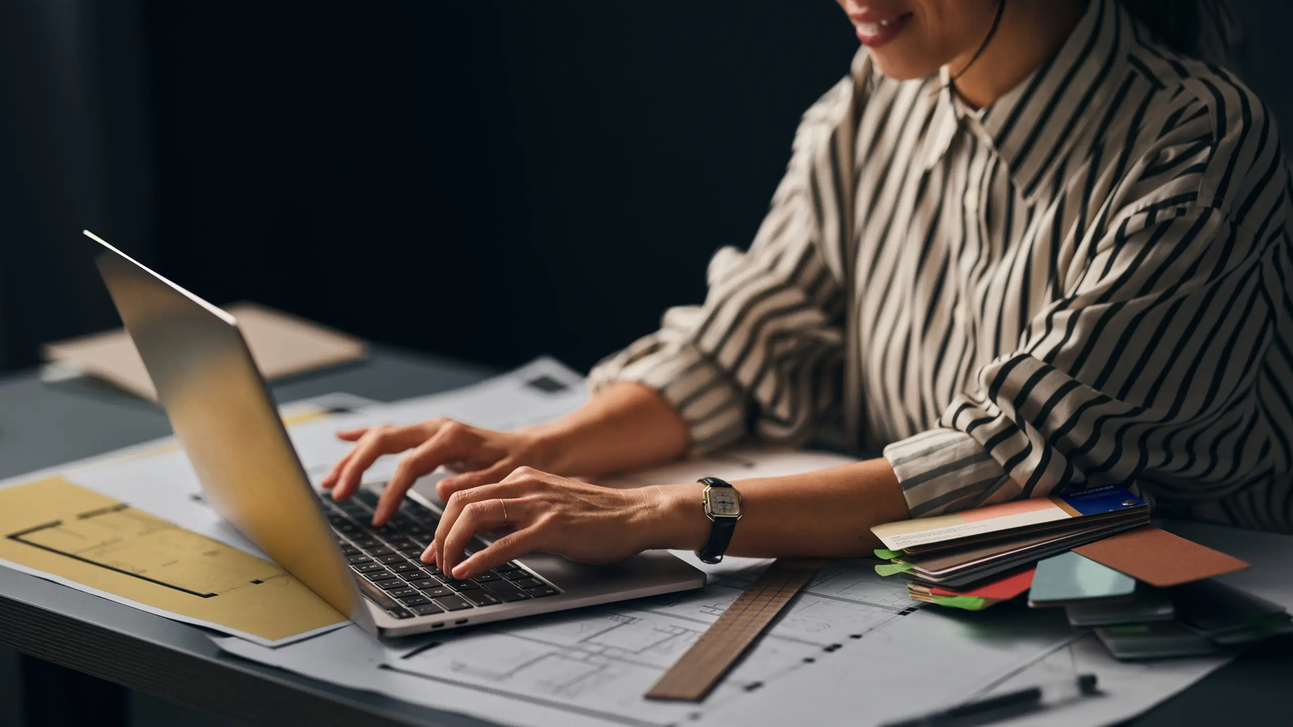 Frau, die am Laptop schreibt