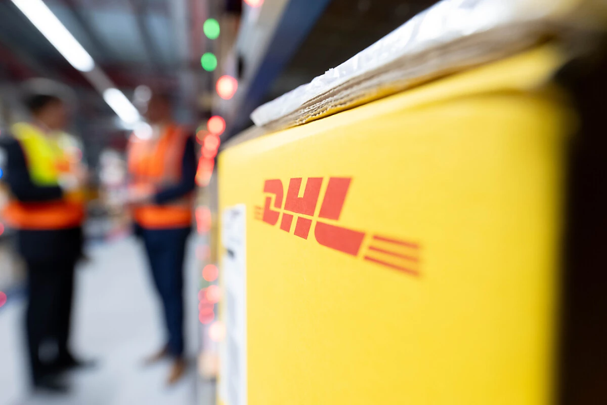 Bande stürmte bewaffnet in DHL-Lager (Symbolbild)