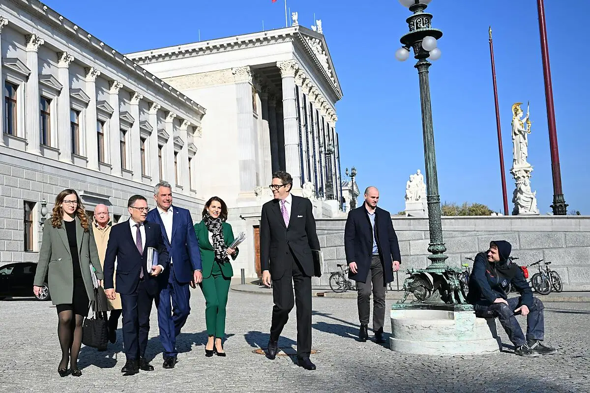 Das Kanzlerteam am Weg ins Palais Epstein