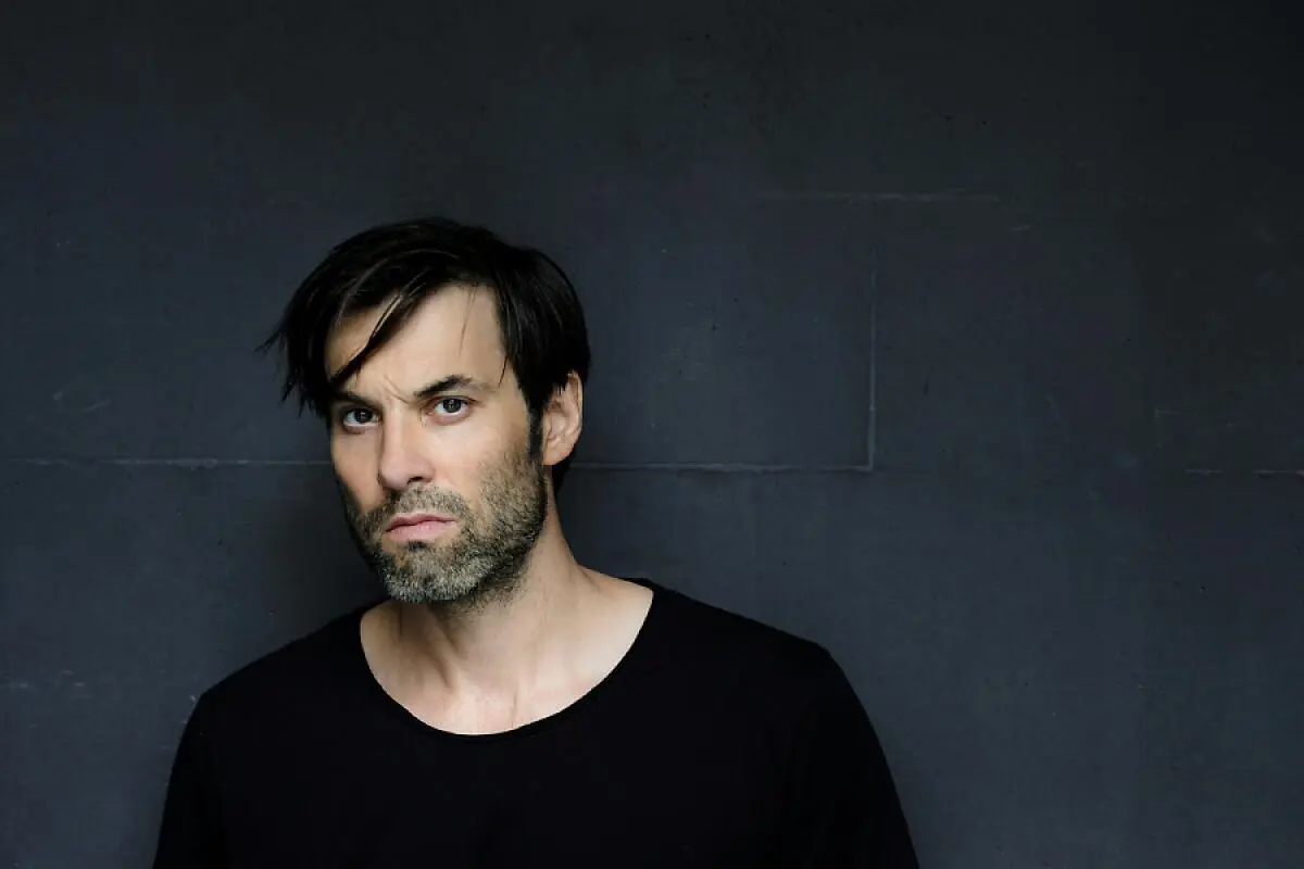Max Simonischek als Oppenheimer im Akademietheater