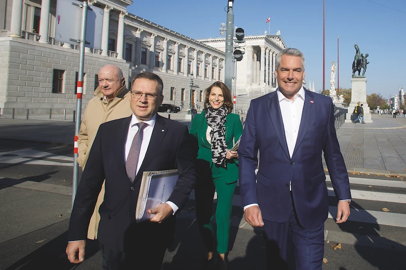 Politik Backstage: Neustart als Hindernislauf