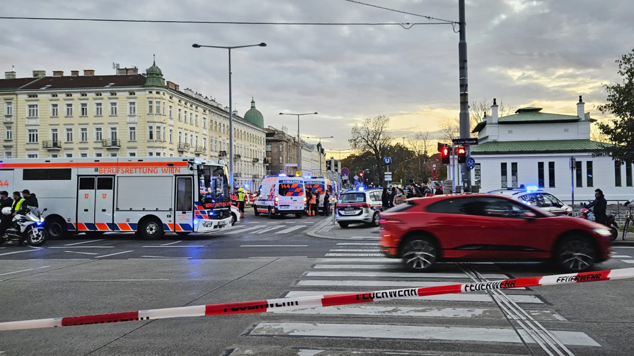 Vier Burschen kletterten auf U-Bahn