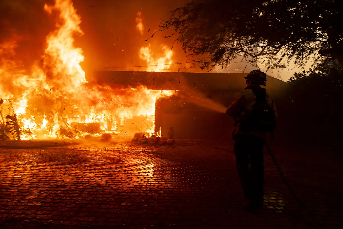 Das Feuer wird von heftigen Winden angefacht
