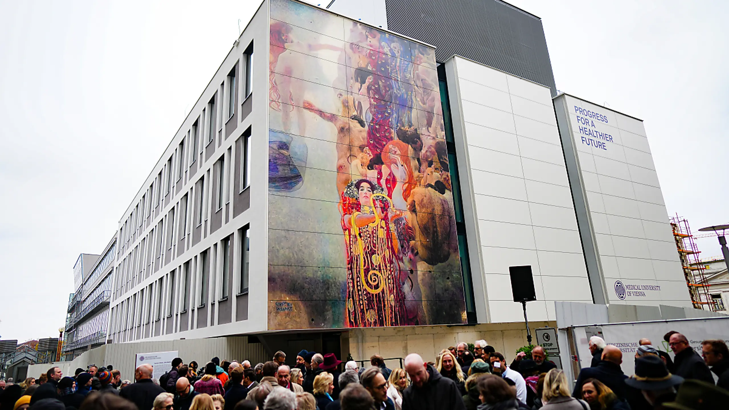 Klimts "Die Medizin" in 12 mal 8 Metern auf dem Meduni Wien-Campus