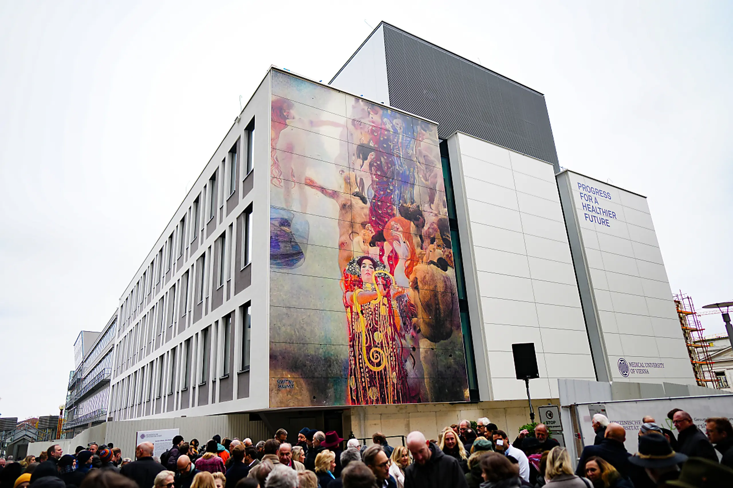 Klimts "Die Medizin" in 12 mal 8 Metern auf dem Meduni Wien-Campus