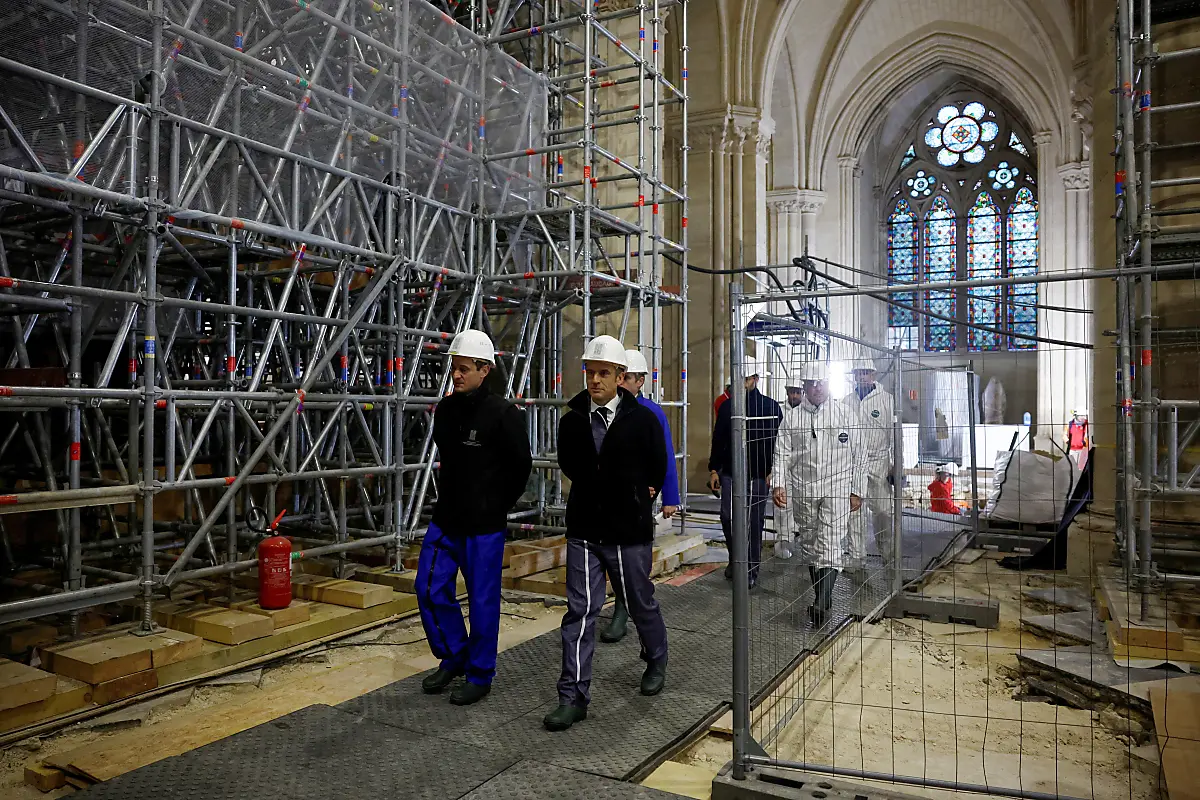Frankreichs Präsident Macron bei der Besichtigung der Kathedrale