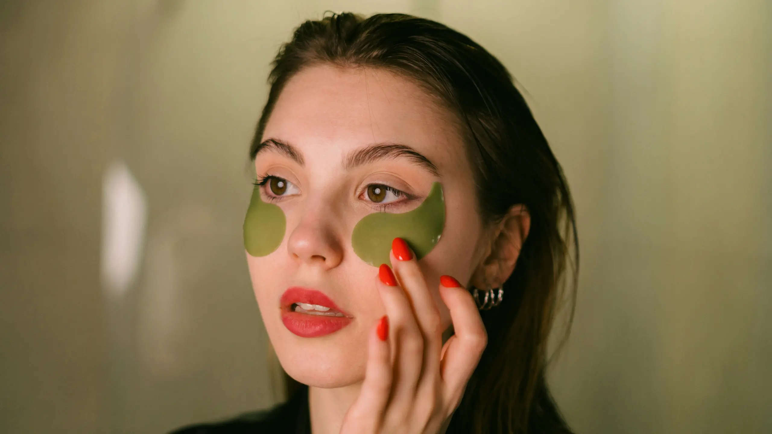 Frau, die Augenpads benutzt