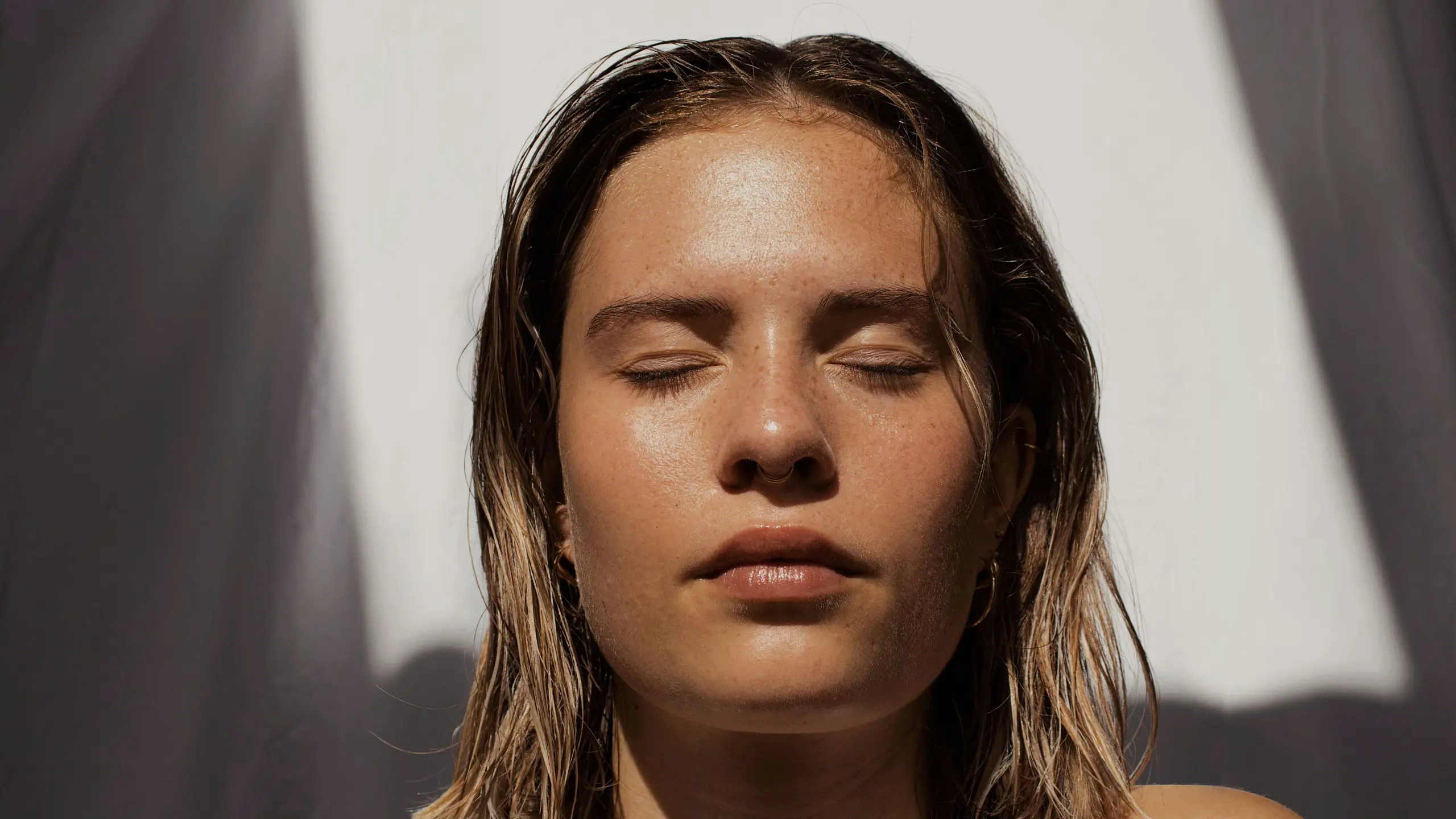 Frau, die ihr Gesicht in die Sonne hält