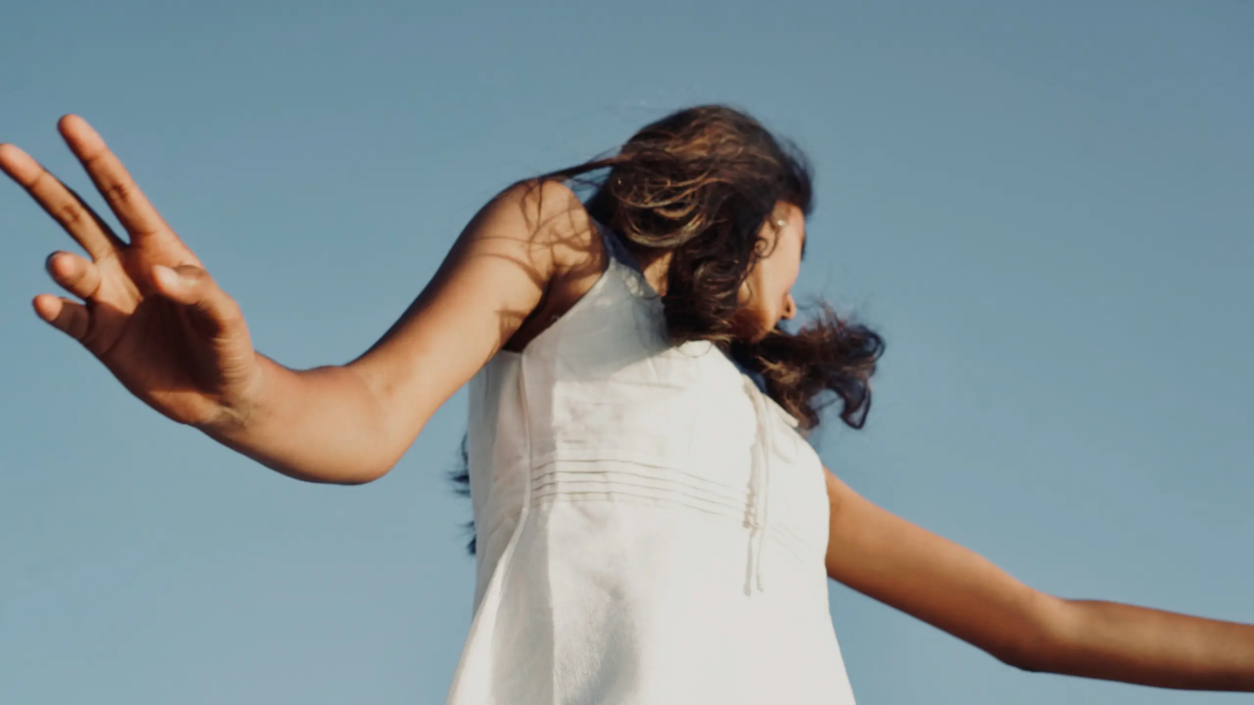 Frau mit weißem Kleid, die sich bewegt