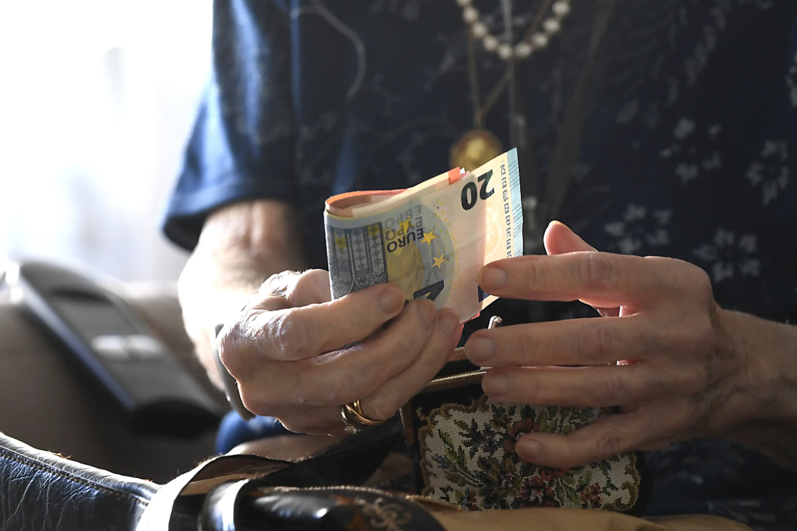 Frauen in Pension sind öfters auf Zubrot angewiesen als Männer