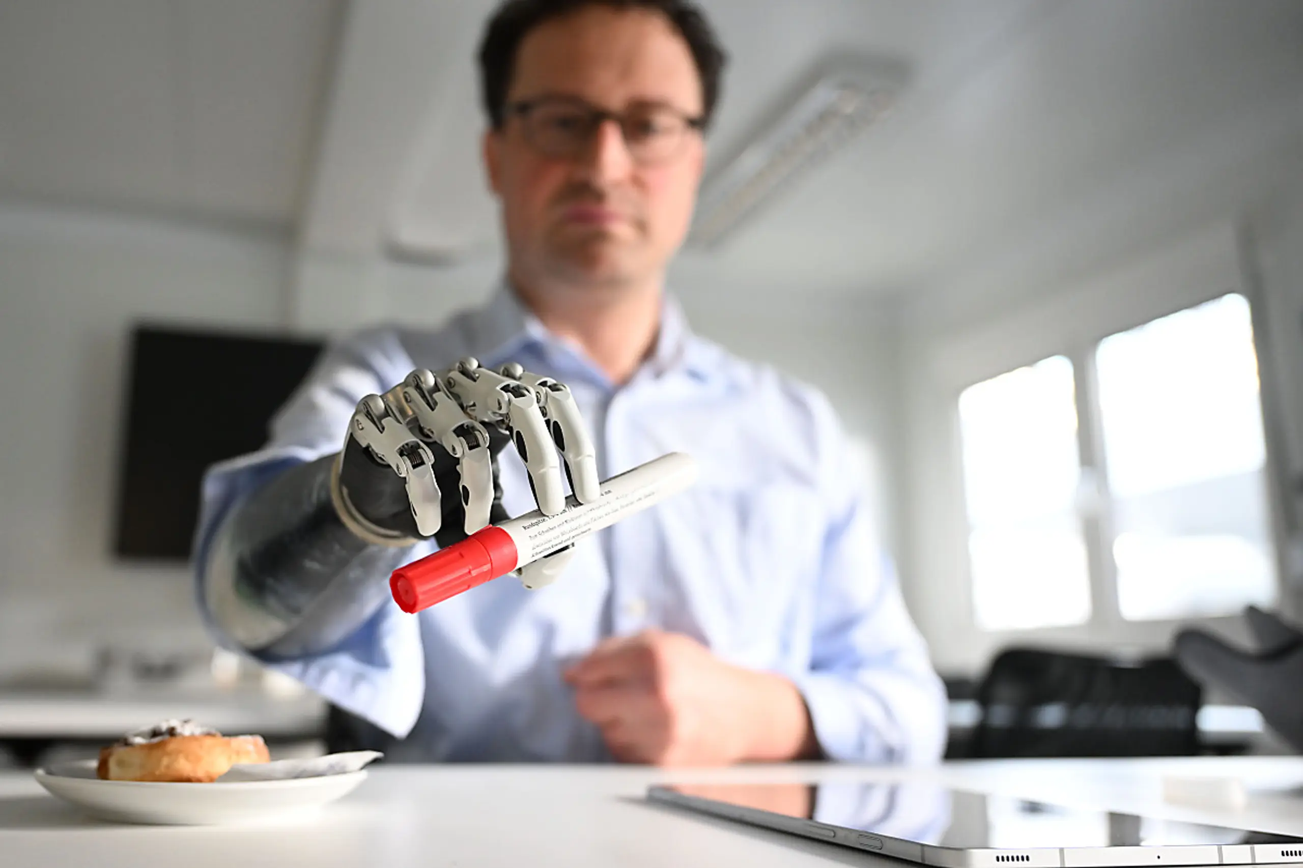 ++ THEMENBILD ++ Martin Wehrle zeigt die Funktionen einer "bebionic"-Hand