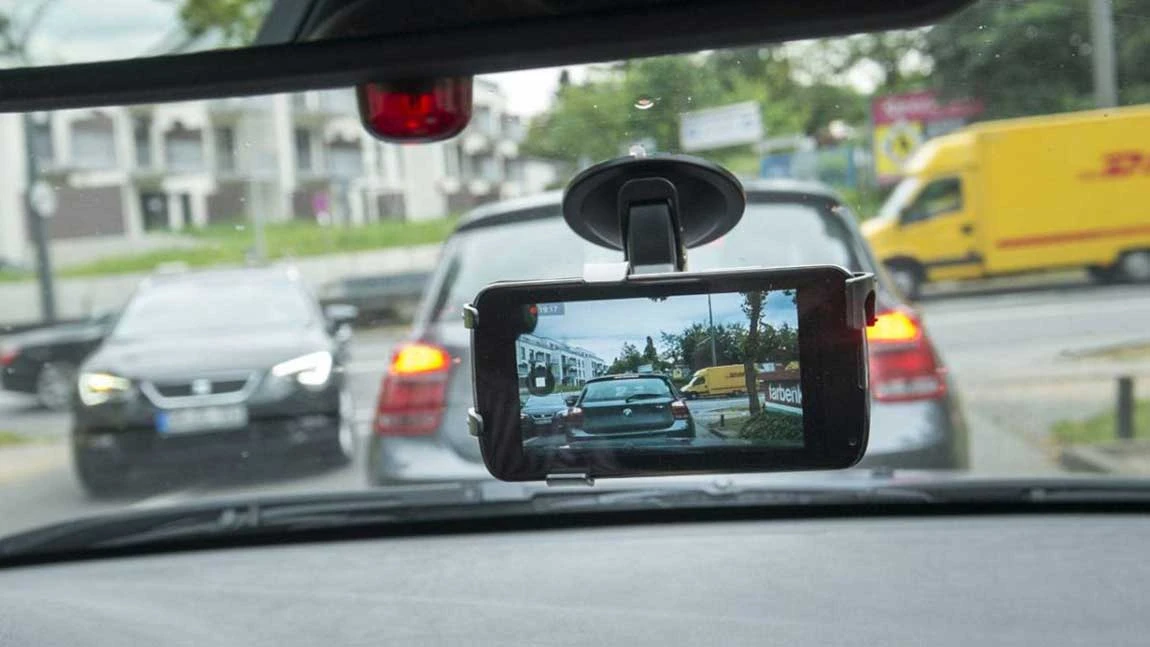 Eine Dashcam, montiert an einer Windschutzscheibe.