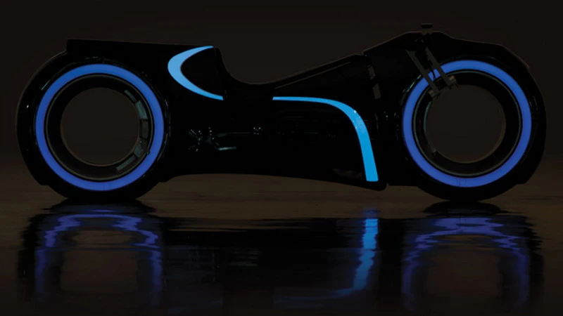 Dieses leuchtende Tron-Motorrad könnt Ihr kaufen... und dann auch damit fahren!