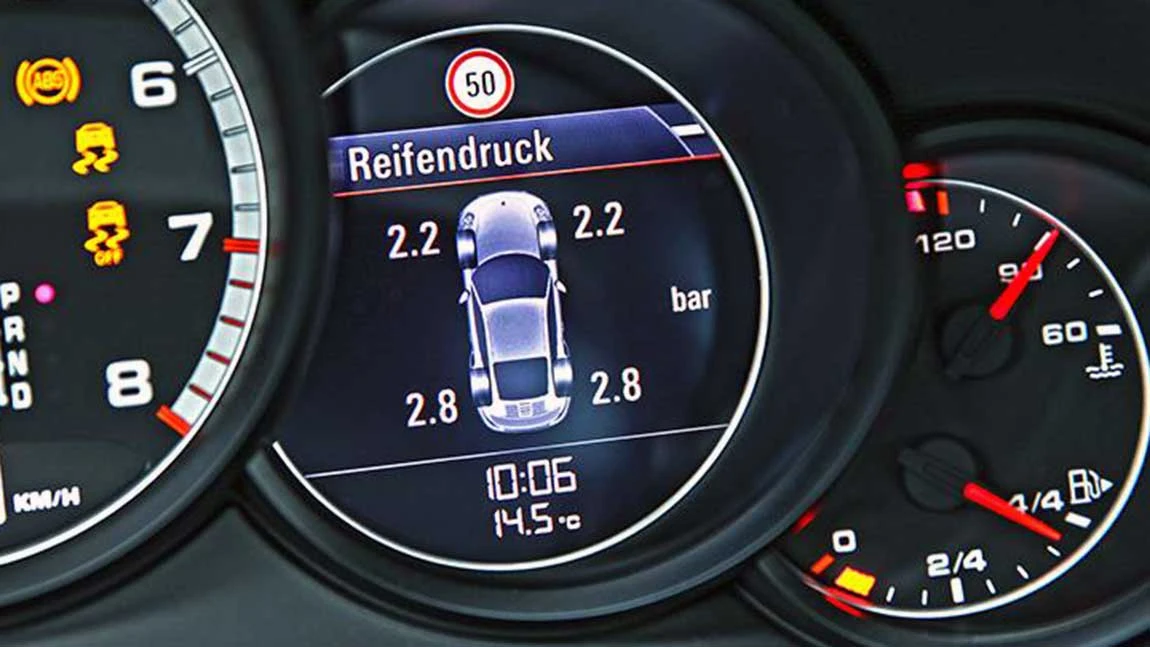 Die Reifendruck-Anzeige eines Autos.