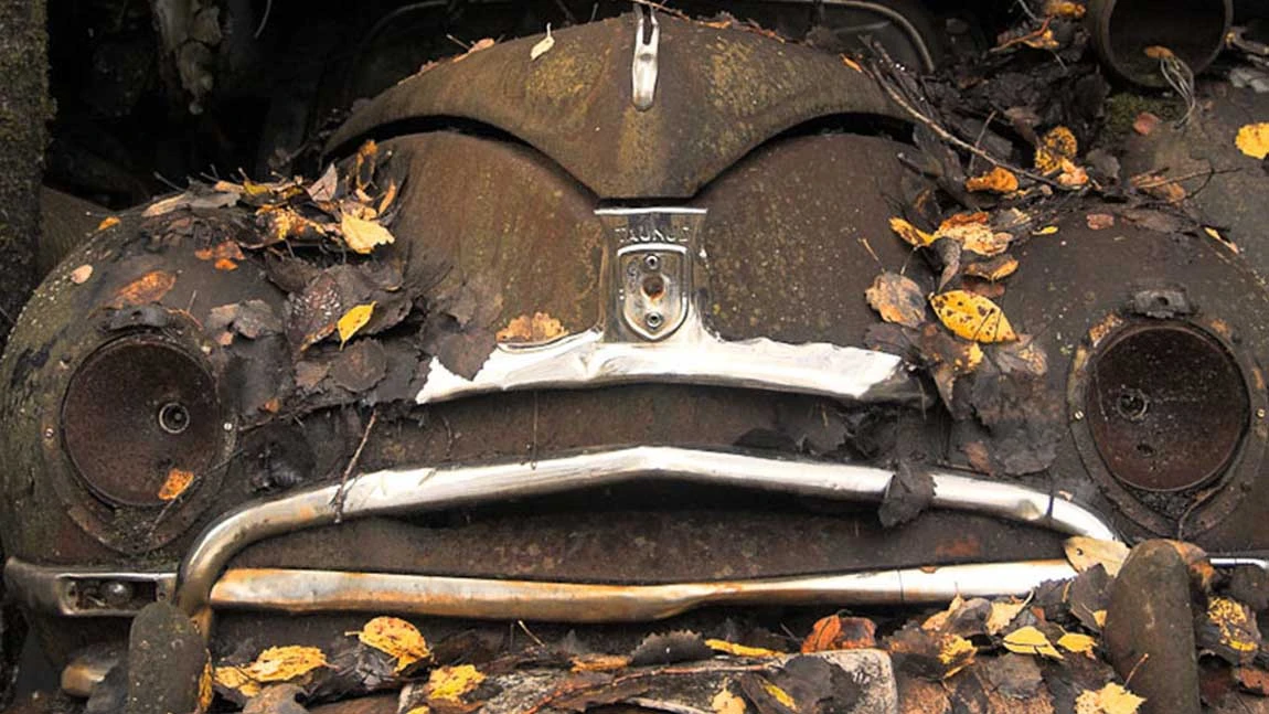 Der Autofriedhof in Schweden liegt in Bästnas im Värmland, hier ruhen hunderte Oldtimer