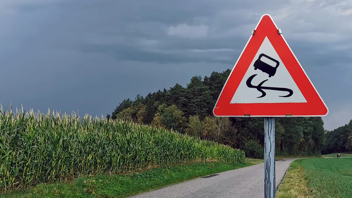Wie reagiert man bei Aquaplaning richtig?