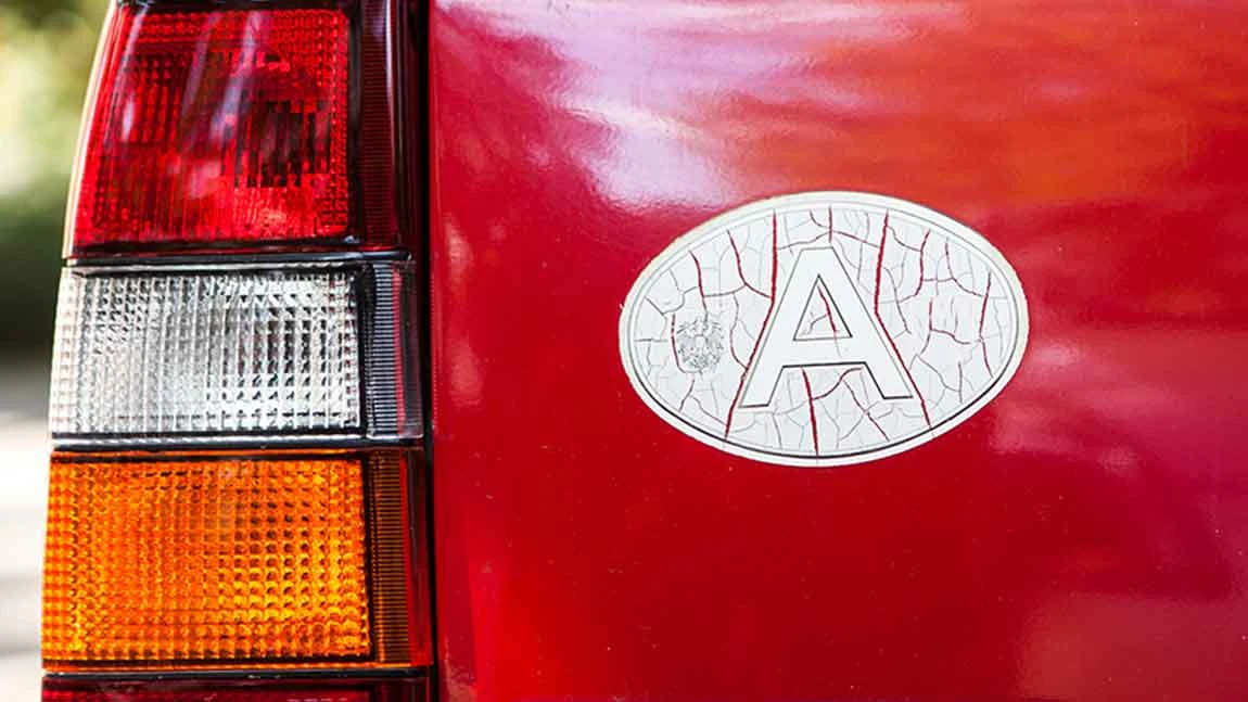 Ein alter Länder-Aufkleber auf einem Auto.