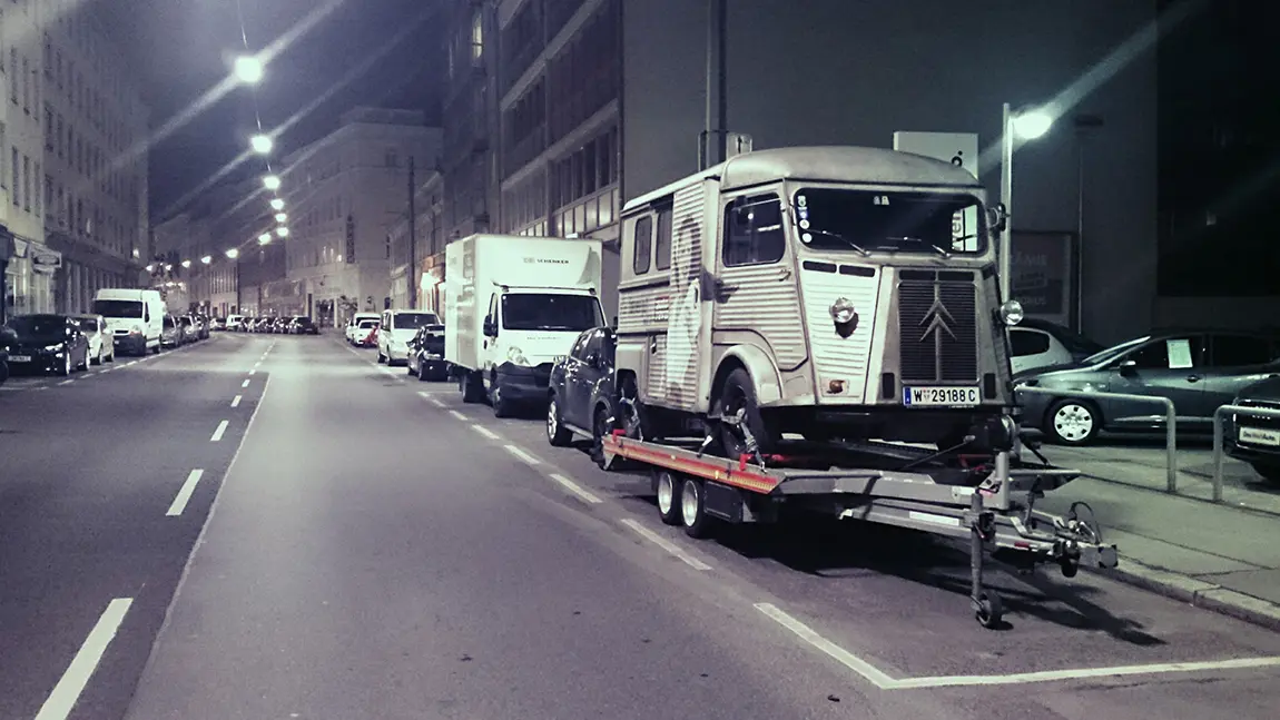 Ein Anhänger ohne Zugfahrzeug parkt.