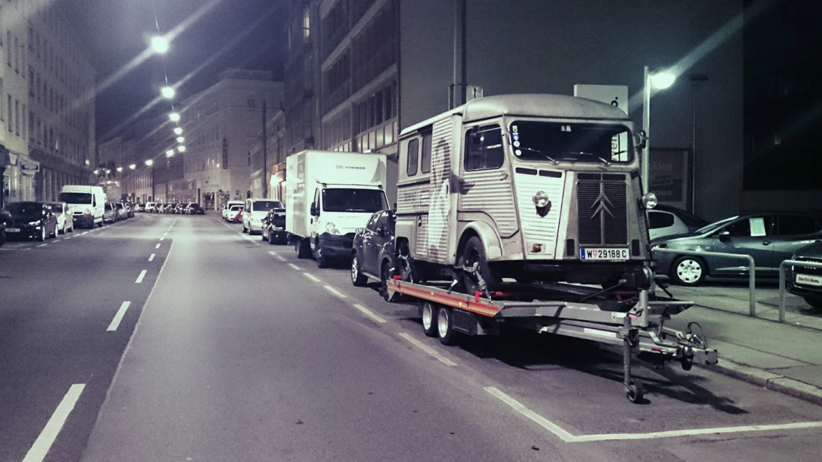 Ein Anhänger ohne Zugfahrzeug parkt.