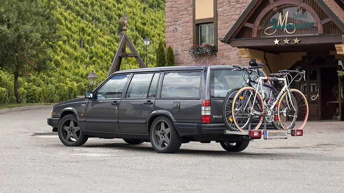 Ein Auto mit Fahrradheckträger