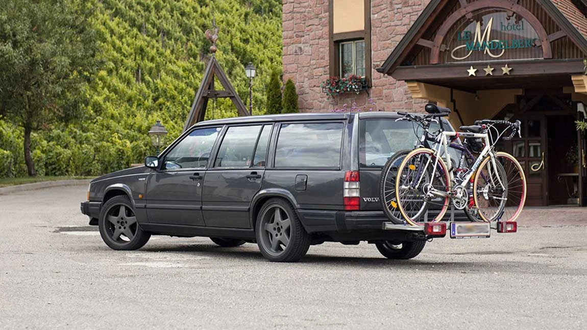 Ein Auto mit Fahrradheckträger
