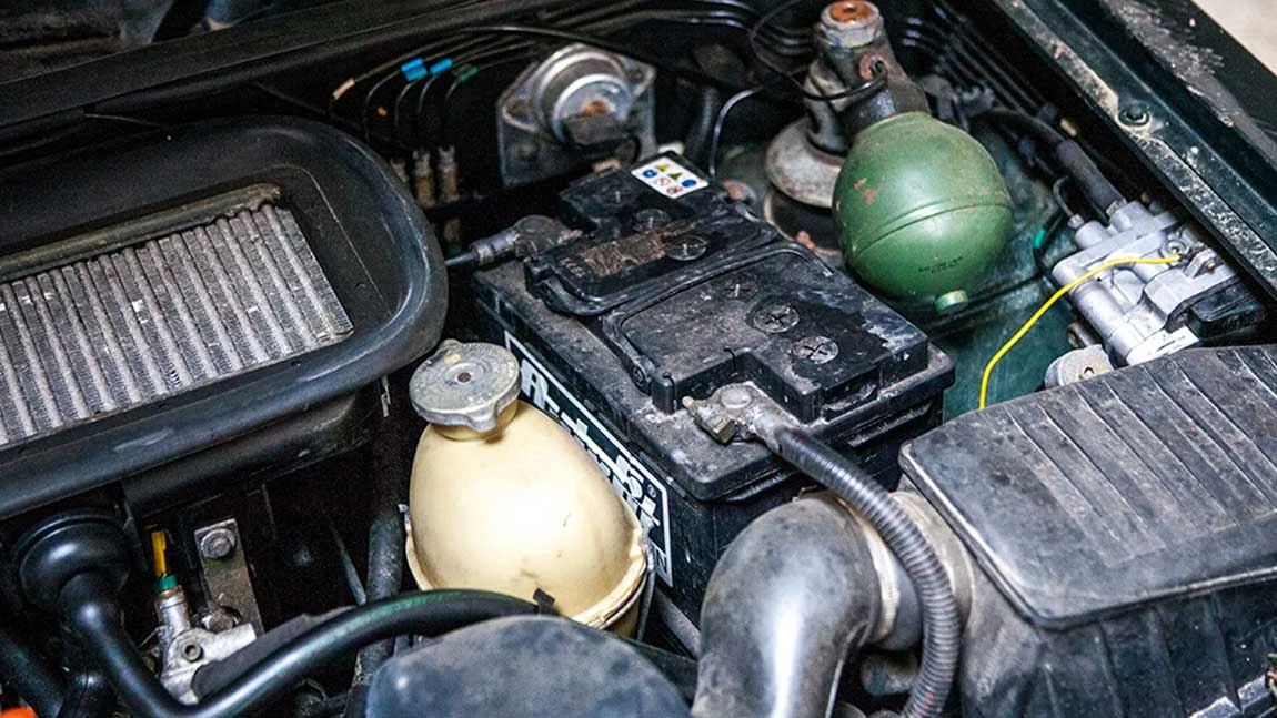 Autobatterie im Motorraum