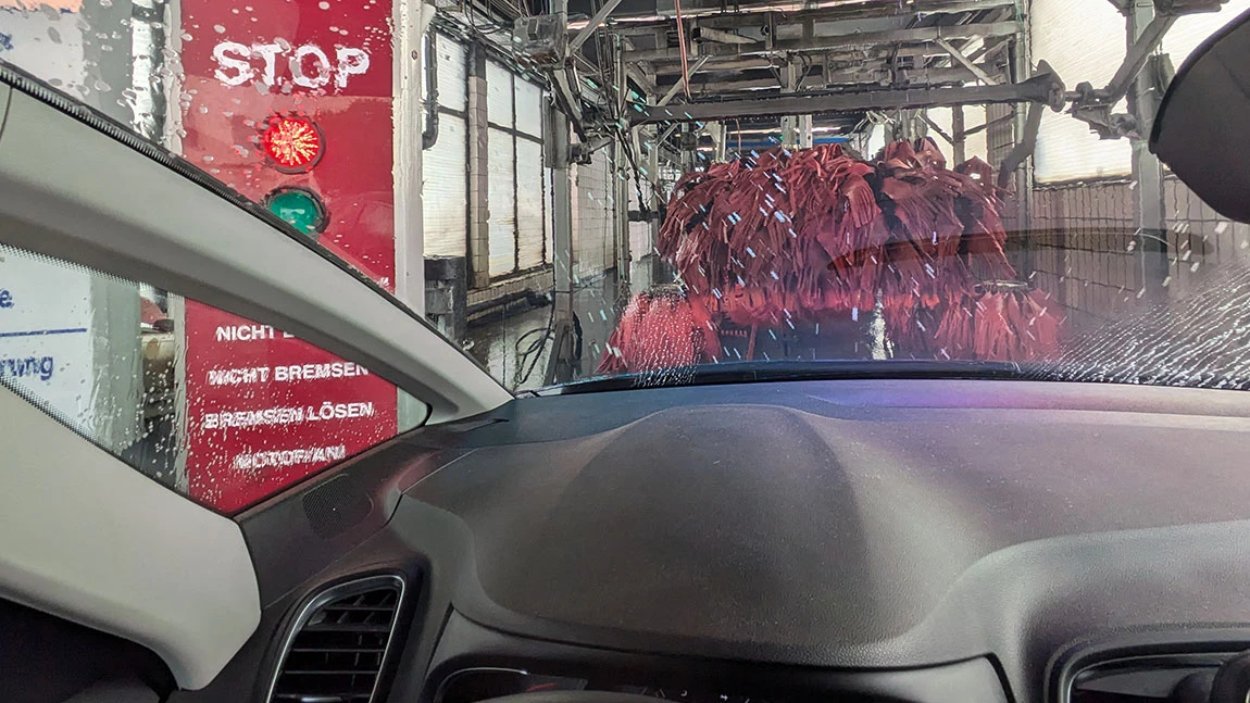 Ein Auto fährt in eine Autowaschanlage ein.